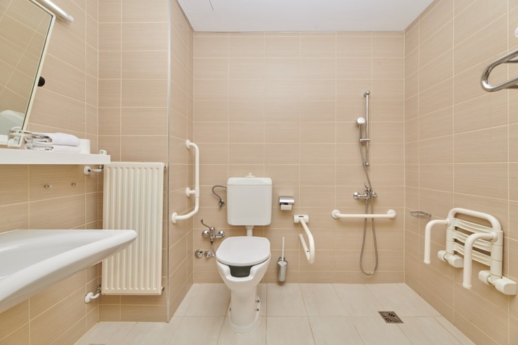 Hotel-Albatros-Plava-Laguna_koupelna pro osoby tělesně postižené